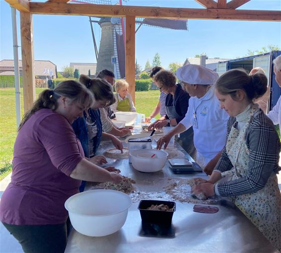 Ovenbuur start seizoen met eerste bakdag