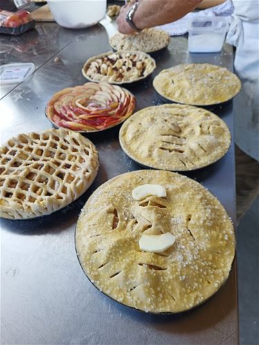 Ovenbuur trotseert de hitte voor verse vlaaien