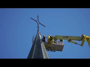 Over een kerktoren met een bol, kruis en haan - Lommel