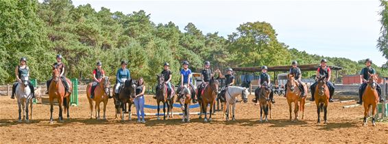 Lommel - Paardenplezier op springkamp De Vlindervallei