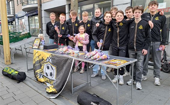 Pelt - Paaseitjesverkoop op de markt voor Sparta Lille