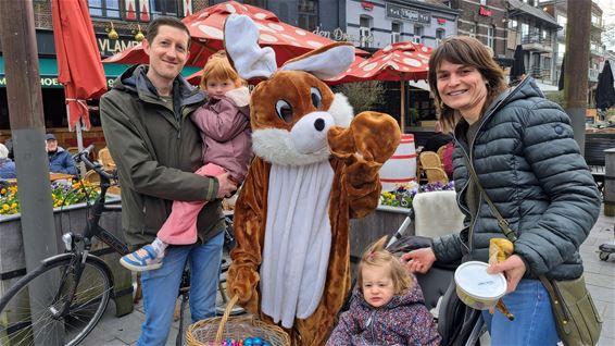 Pelt - Paashaas bezoekt de zaterdagmarkt