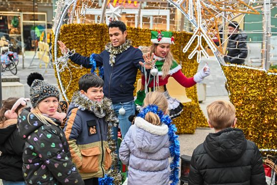 Papa José 'versierd' als kerstboom - Lommel