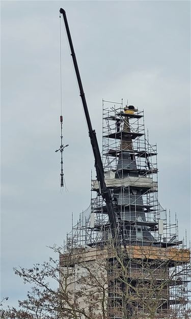 Pasen zonder kruis en haan op kerktoren in Achel