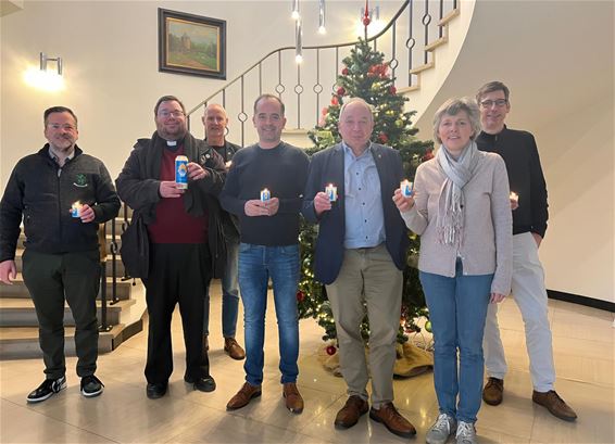 Hamont-Achel - Pastoor Roel bracht Vredeslicht naar 't stadhuis