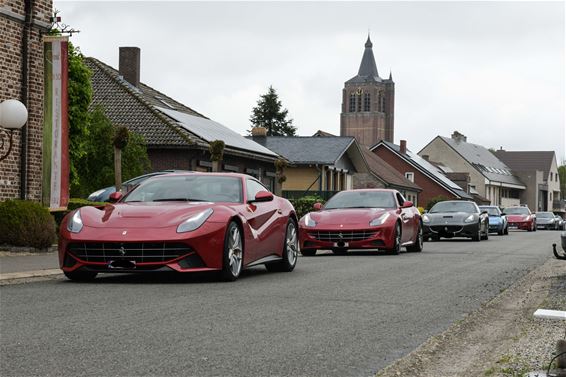 Peer ontvangt Ferrari's en Maserati's - Peer