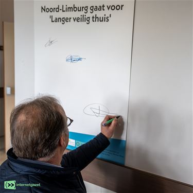 Peer tekent 'Langer veilig thuis'-charter - Peer