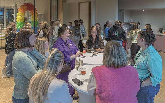 Pelt zet kinderopvangmedewerkers in de bloemetjes - Pelt