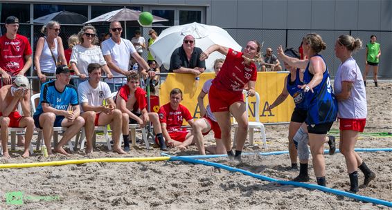 Peltse clubs trotseren hitte op BK beachhandbal - Pelt