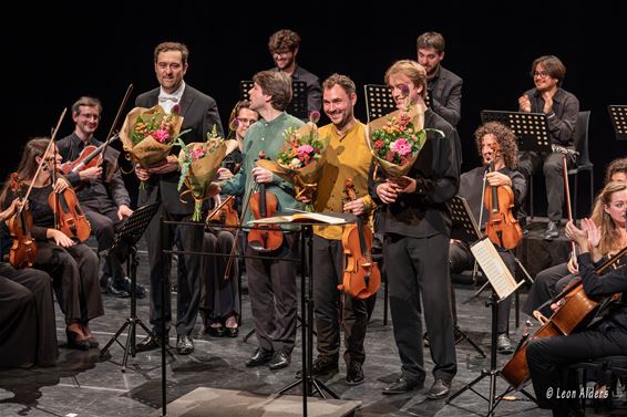 Perenaar Wouter Lenaerts dirigeert in Pelt - Peer