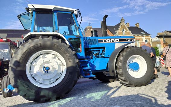 Peer - Pick-ups en cabrio's nemen vandaag Peer in