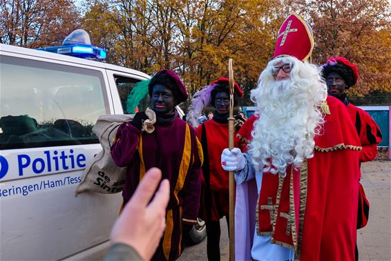 Politie brengt Sinterklaas naar school - Beringen