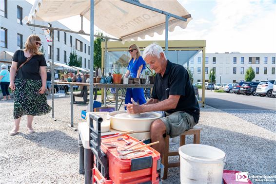 Pottenbakker aan het werk tijdens Buurtbraderie - Lommel