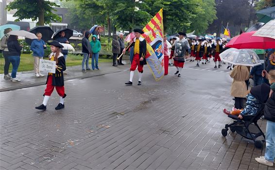 Processie in de regen - Hamont-Achel