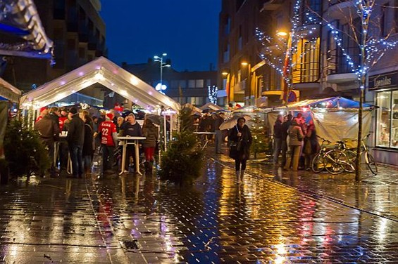 Regen en drankjes op de kerstmarkt - Neerpelt