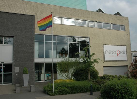 Regenboogvlag bij gemeentehuis - Neerpelt