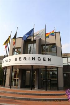 Regenboogvlag wappert in Beringen - Beringen