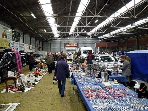 Rommelmarkt in paardenhallen - Meeuwen-Gruitrode