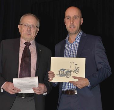 Rotary Beringen schenkt rolstoelfietsen aan Ocura - Beringen
