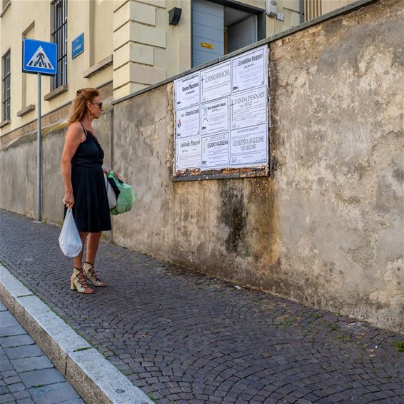 Rouwberichten in het straatbeeld van Lecco - Peer