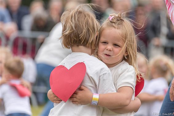 Schoolfeest op 't Lindel... met witte ballonnen - Pelt