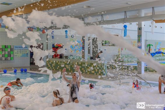 Schuimparty in het zwembad - Lommel