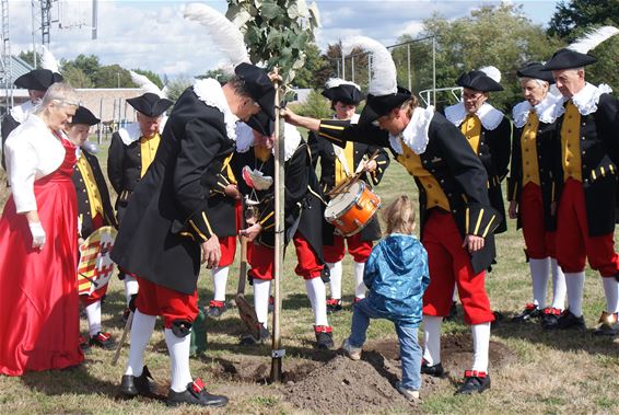 Schutterij Sint-Anna plant vierde koningsboom - Hamont-Achel