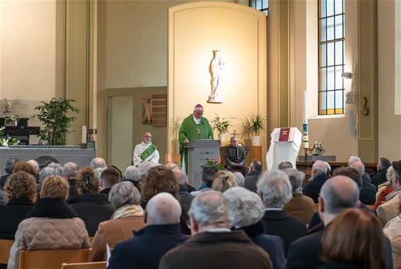 Serene herdenking 50 jaar na de collegebrand - Beringen