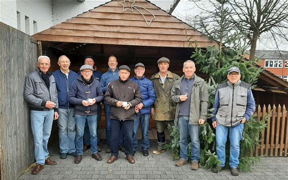 Sfeervol verlichte kerststal siert Heide-Heuvel