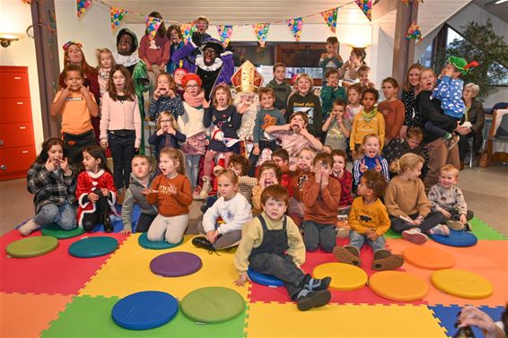 Sinterklaas bij de kinderen in de bibliotheek - Lommel