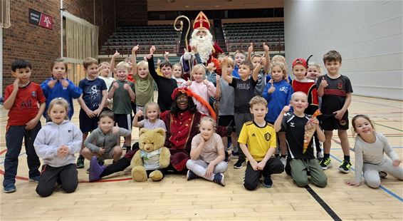 Sinterklaas verrast jonge atleten van SACN - Pelt