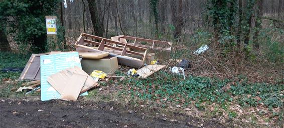 Sluikstort langs toeristische weg Kattenbos - Lommel