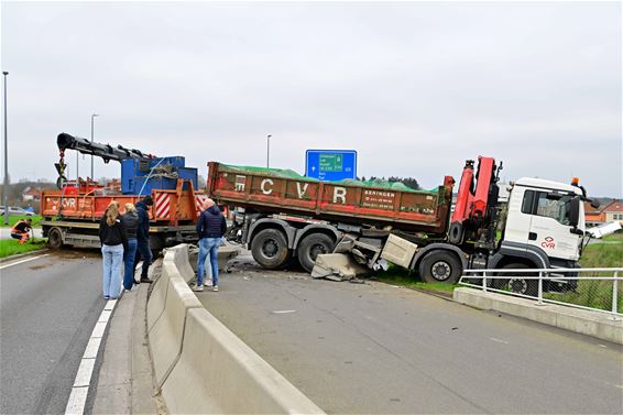 Spectaculair ongeval op brug in Beringen - Beringen