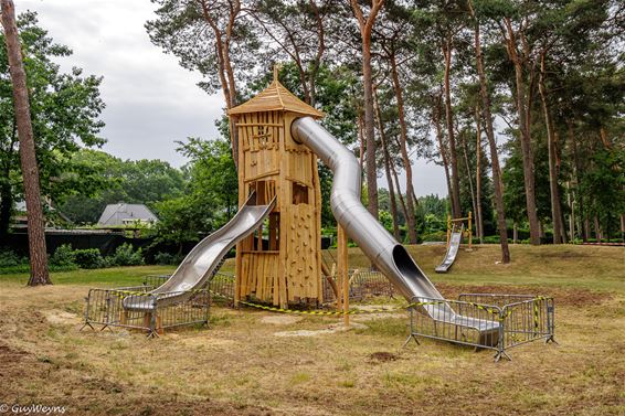 Speeltuigen wachten op spelende kinderen - Lommel