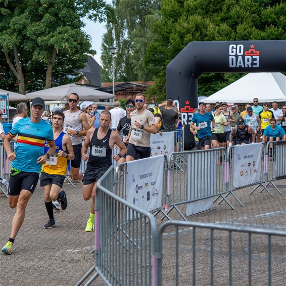 Hechtel-Eksel - Sportieve sfeer op zonnige braderie en stratenloop