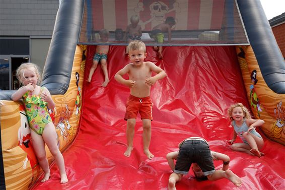 Springende kleuters in De Schommel - Lommel