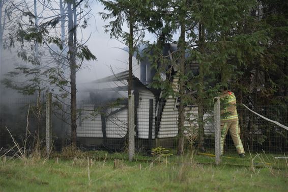 Stacaravan brandt volledig uit - Beringen