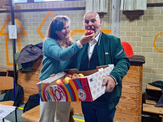 Stad Lommel bedankt leerkrachten met appeltje - Lommel