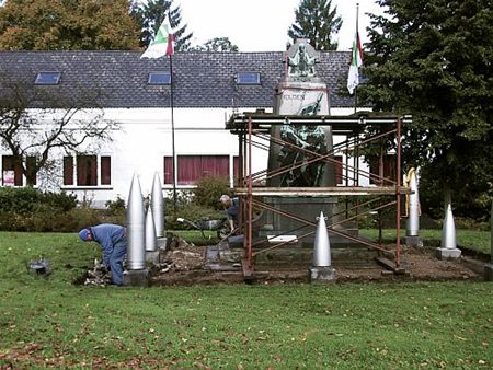 Standbeeld in de steigers - Hamont-Achel