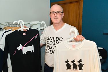 Stef maakt straffe T-shirts met hondenprints - Beringen