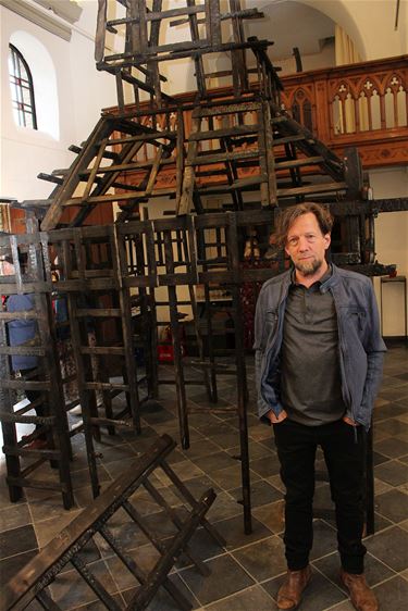 Stefan Elsen exposeert met verbrande kerk - Houthalen-Helchteren