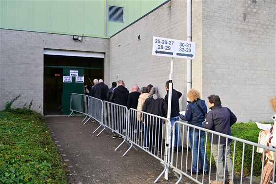 Stemlokalen open, behoorlijk veel volk - Beringen