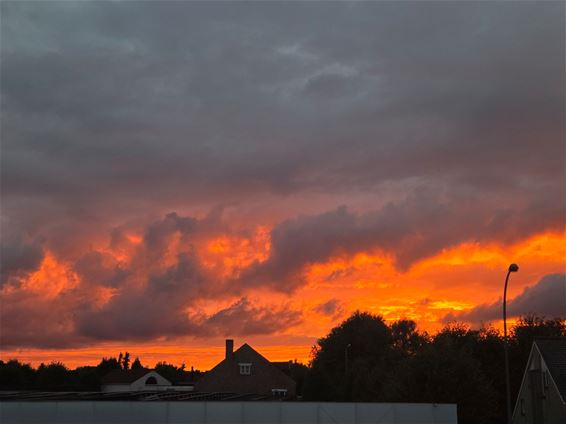 Stond de lucht in brand gisteren? - Lommel