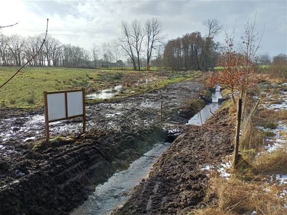 Stuwen in Kleinbeek moeten water beter vasthouden - Peer