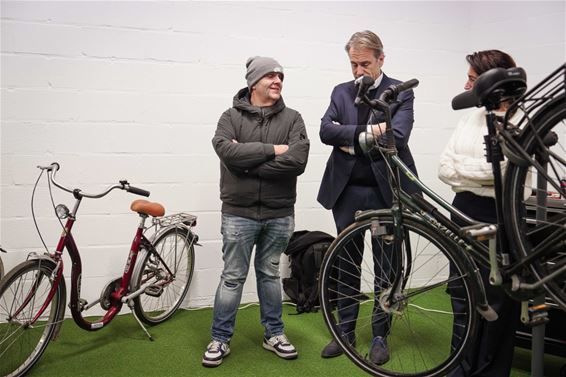 Supporters en werkgestraften herstellen fietsen - Genk