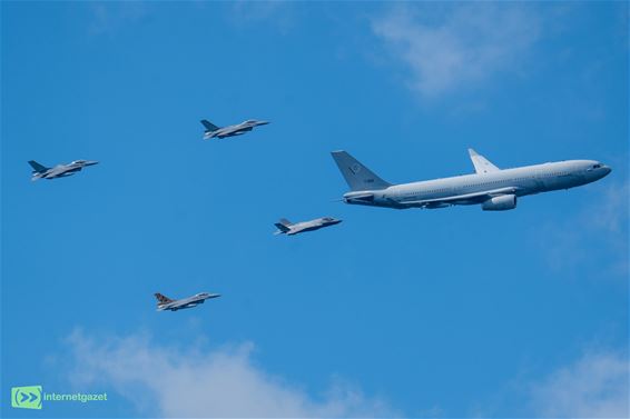 Tanker met gevechtsvliegtuigen boven de regio