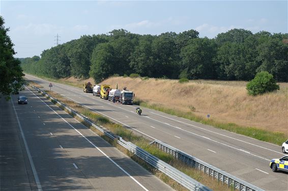 Tankwagen vat vuur op Noord-Zuid in Eksel