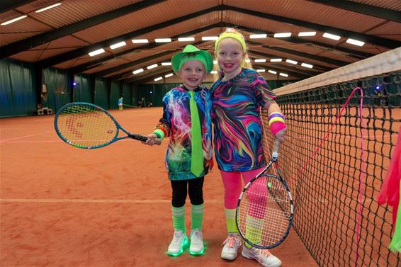 Tennissen in het donker, met blacklights - Lommel