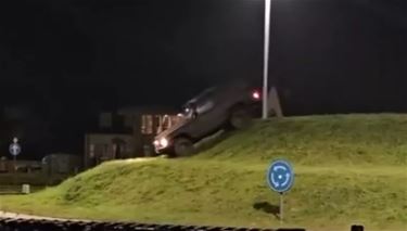 Terreinwagens rijden over verhoogde rotonde - Bree