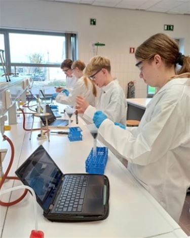 Theorie én praktijk in lessen chemie - Bocholt